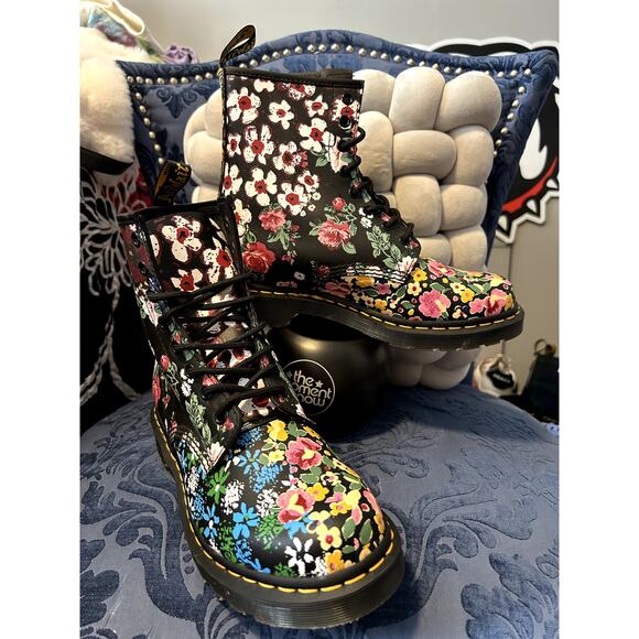 Dr Martens Pink Yellow Blue Floral Boots Size 9/EU41 NWOT - Picture 1 of 6